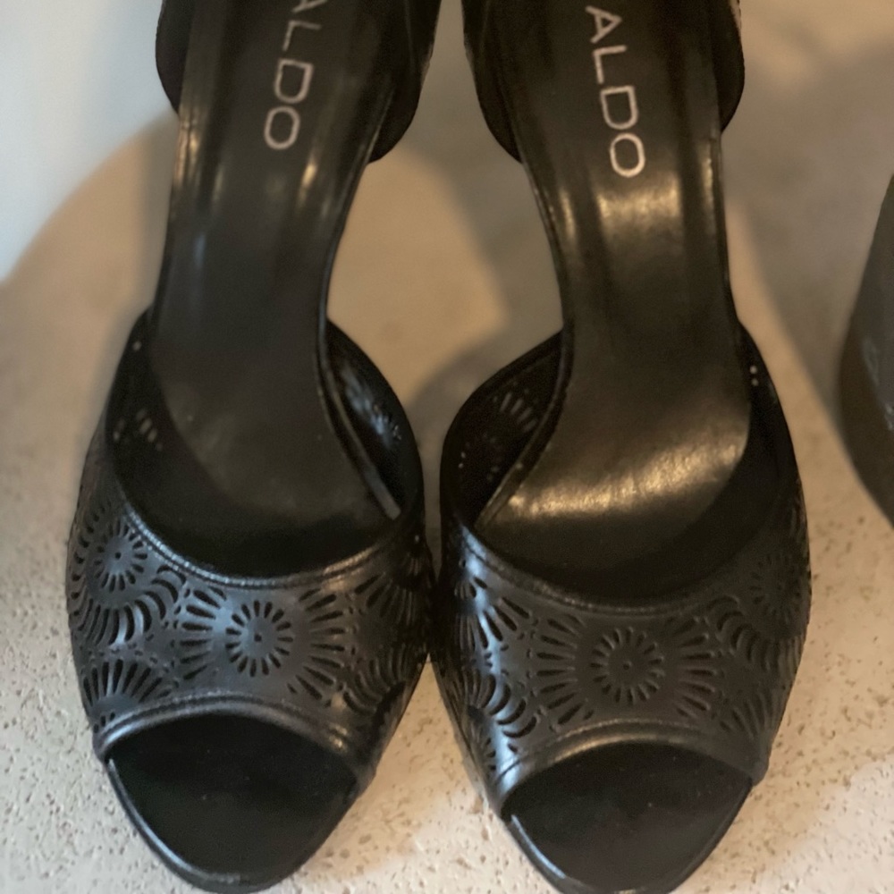 Black Peep-toe with laser cut design - Picture 2 of 5
